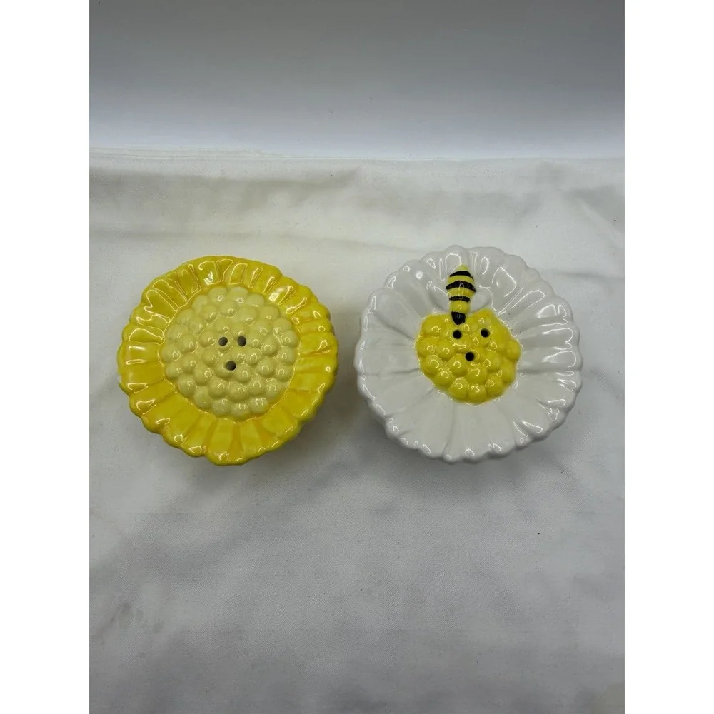 Tag Sunflower Yellow White Flower Bumble Bee Salt & Pepper Shakers